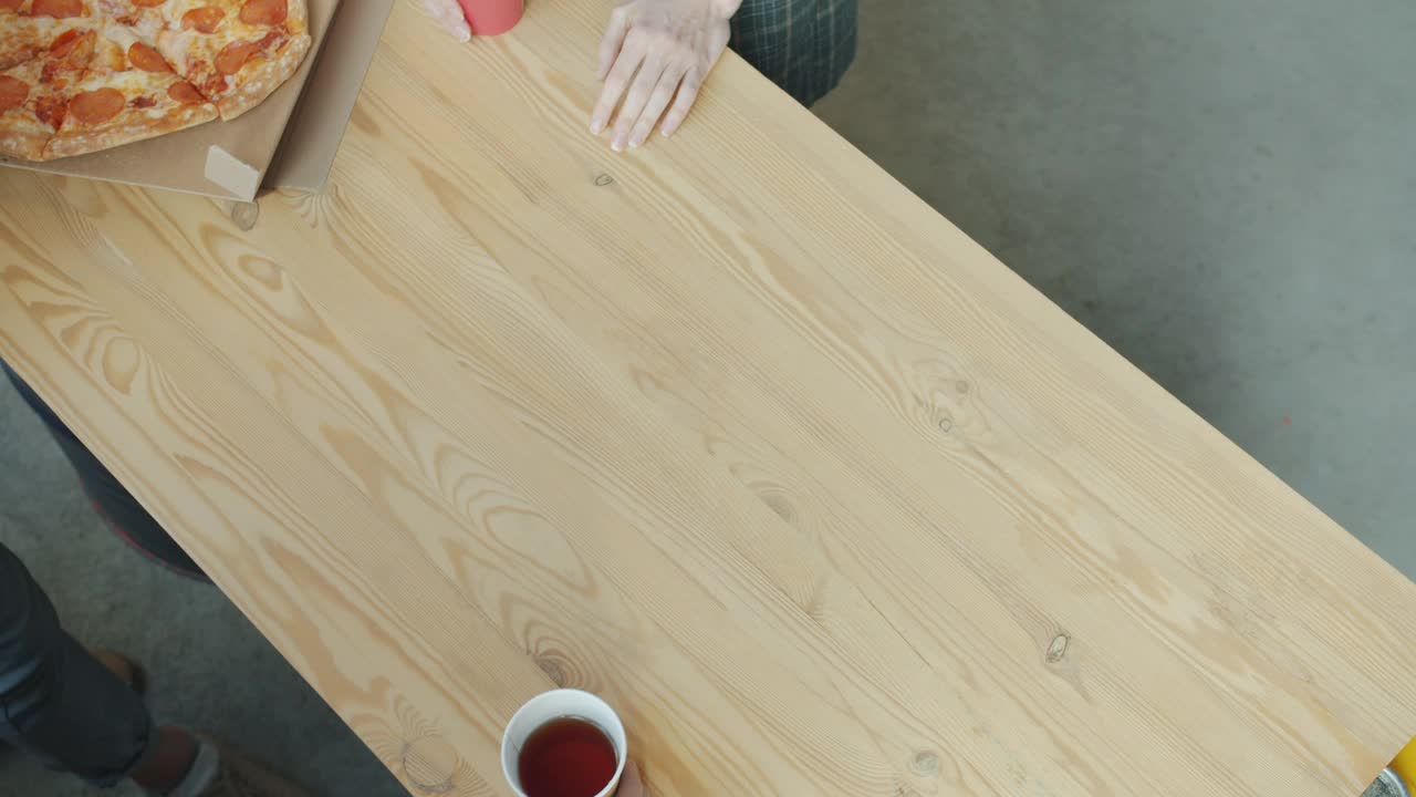 男性的手拿着披萨，打开办公室木桌子上的纸箱视频下载