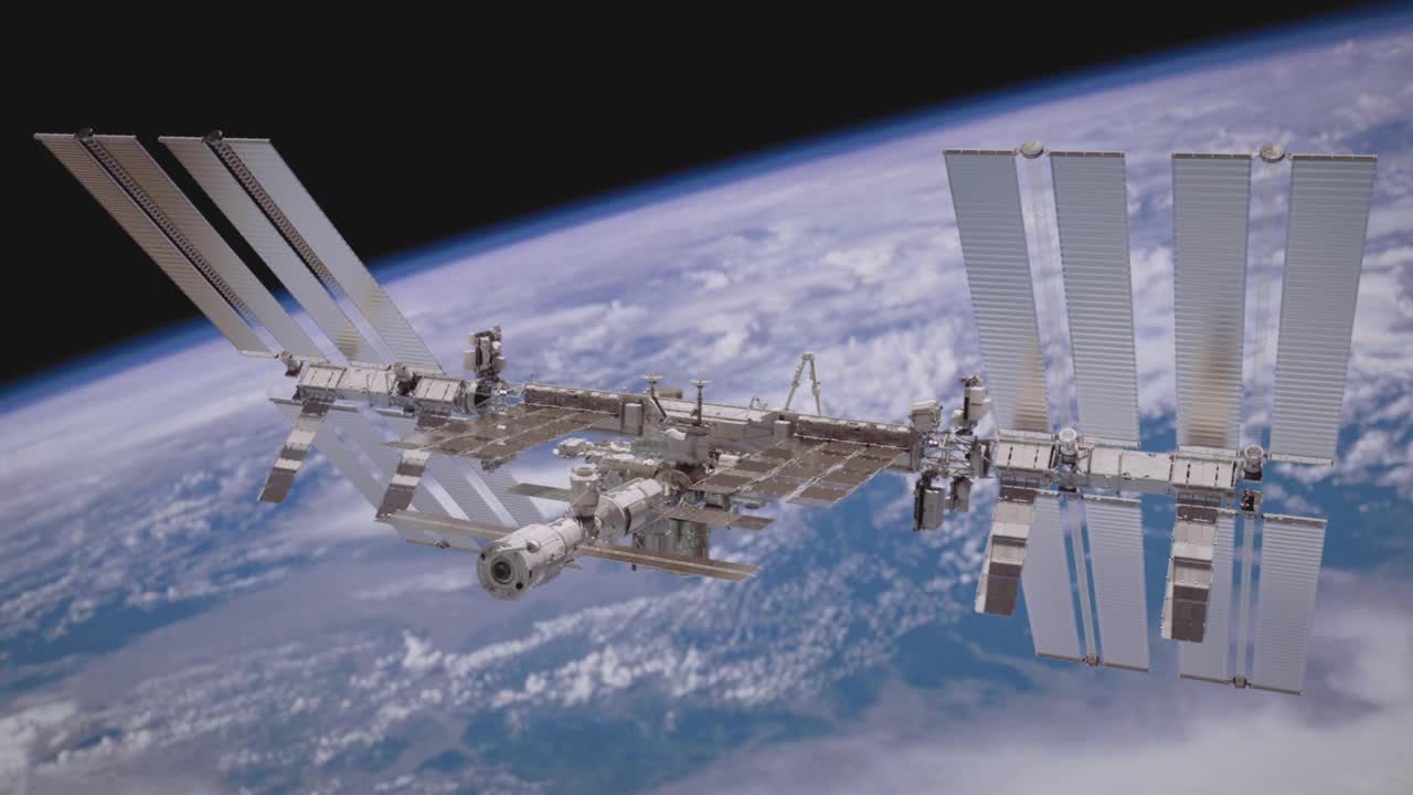 国际空间站ISS飞越地球大气层。视频素材