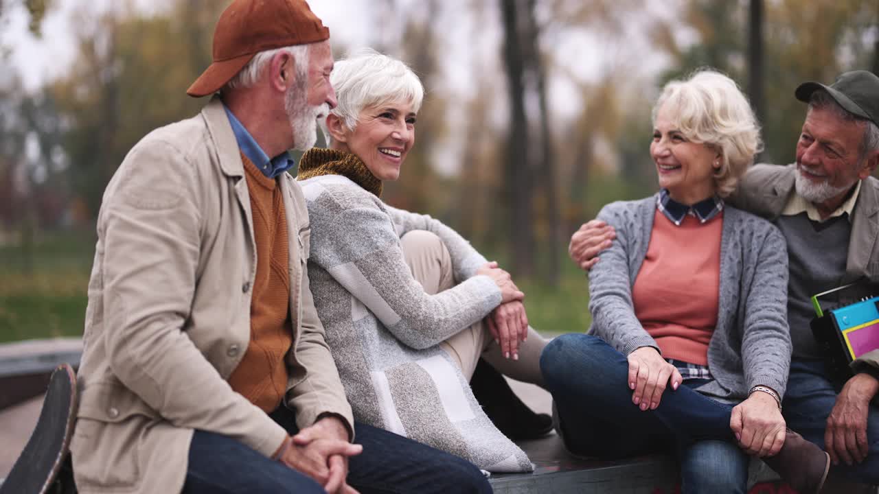 快乐的老年情侣在公园里聊天。视频素材