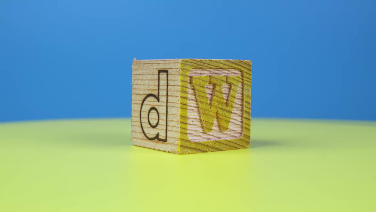 特写镜头字母“W”字母木块视频素材