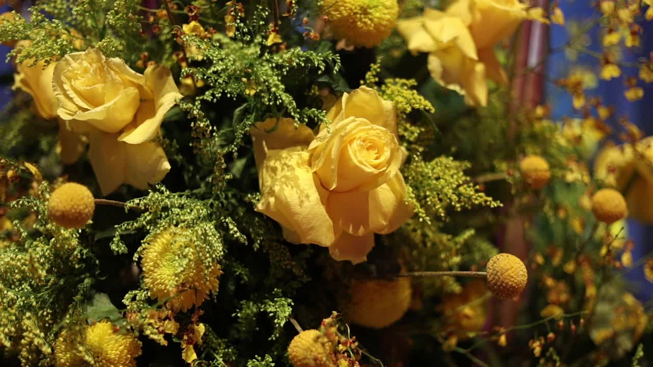 慢镜头黄色的花，黄色的玫瑰，黄色的花束，在花店大花束明亮新鲜的黄色玫瑰，婚礼花，婚礼装饰黄色的玫瑰视频下载