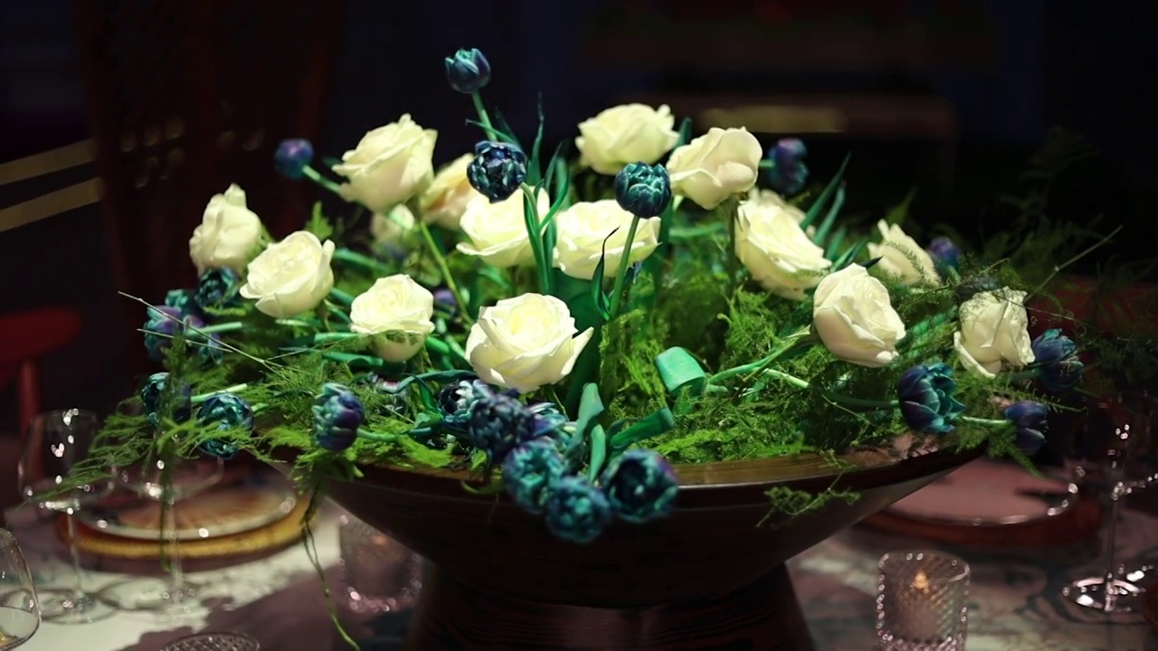 慢镜头白色的花，白色的玫瑰，白色的花束，在花店的大花束明亮的新鲜的白玫瑰，婚礼花，婚礼装饰的白玫瑰视频下载