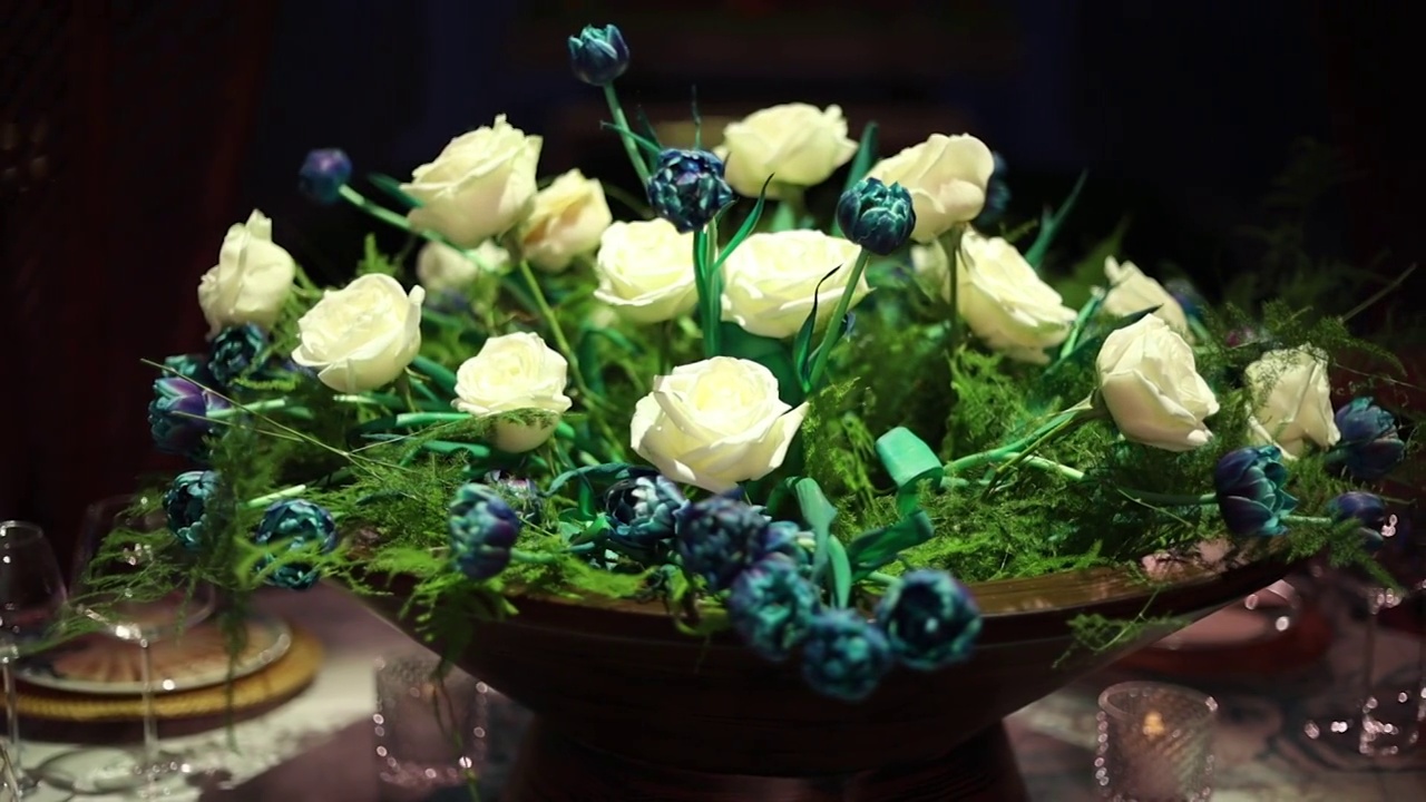 慢镜头白色的花，白色的玫瑰，白色的花束，在花店的大花束明亮的新鲜的白玫瑰，婚礼花，婚礼装饰的白玫瑰视频下载