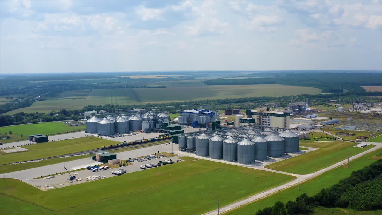 谷物升降机在美丽的风景。农业工厂与粮仓。用来储存谷物的大型铝制容器。鸟瞰图视频下载