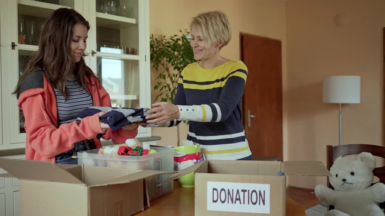 一对母女在家一起打包慈善捐款视频素材