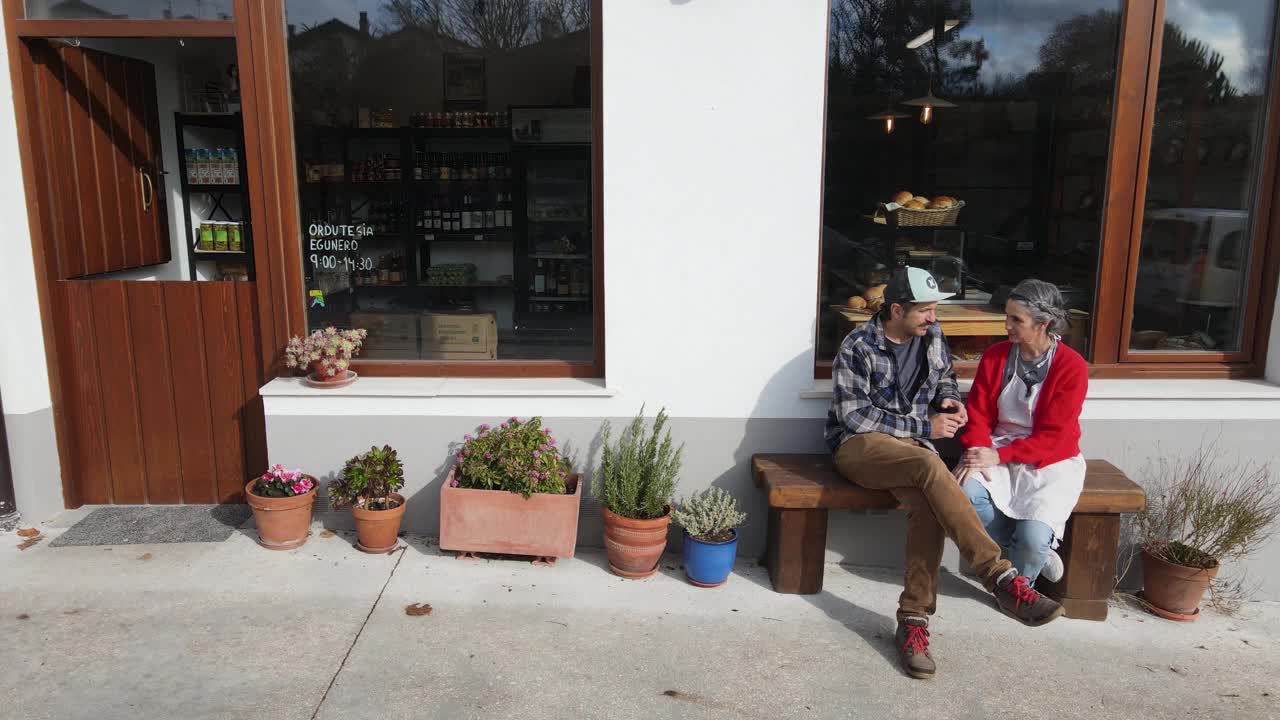 小面包店从外面和主人坐在前面的长凳上视频下载