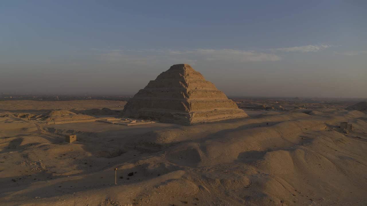 推下塞加拉古遗址的卓塞阶梯金字塔的镜头视频下载