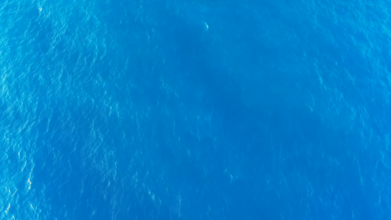 从上到下的蓝绿色海水和地中海在克里特岛的波浪的空中视图视频下载