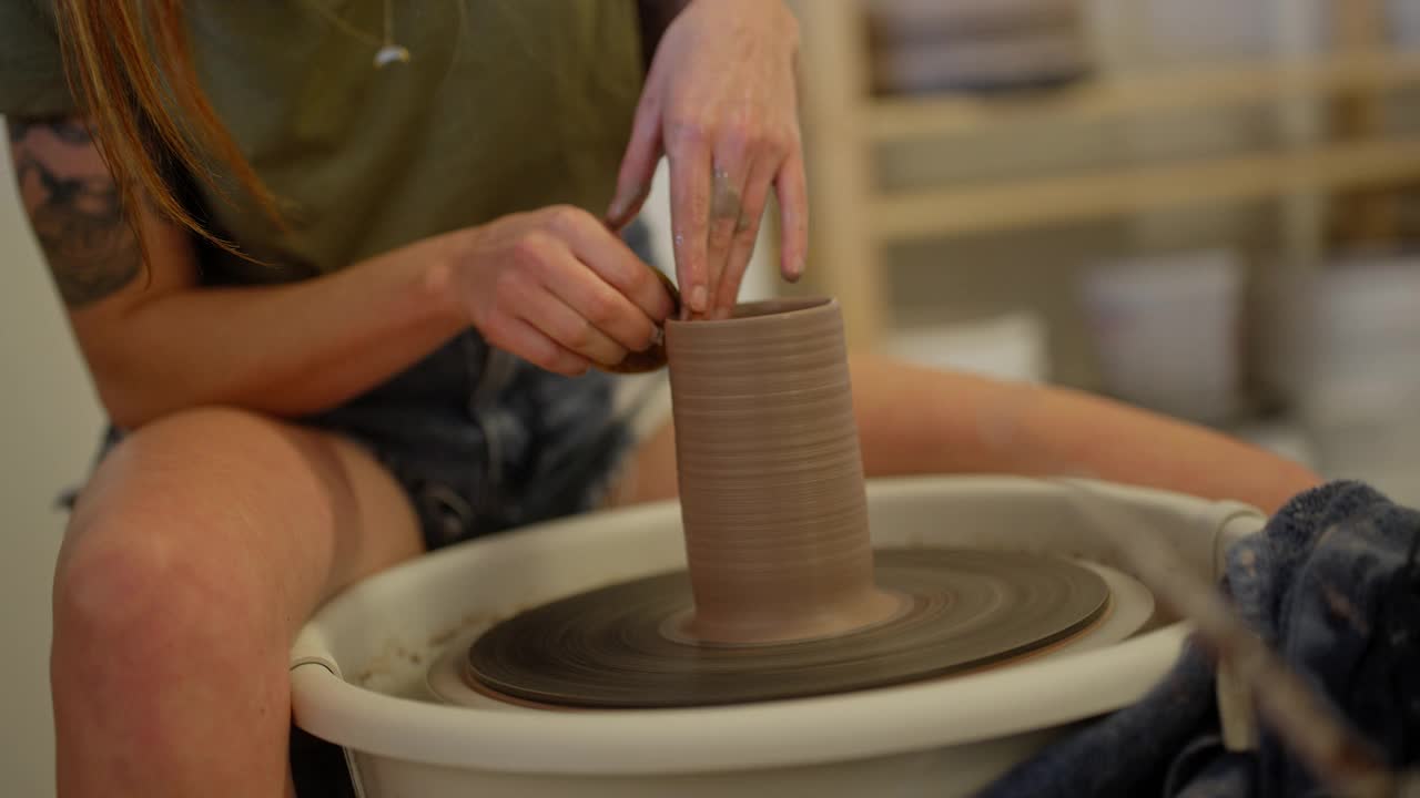 女陶工用木器制陶视频素材