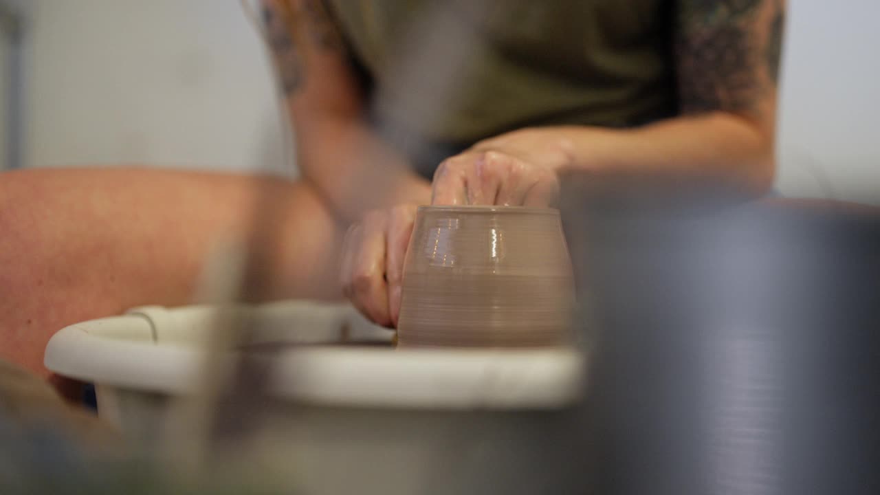 女陶工用水制陶视频素材