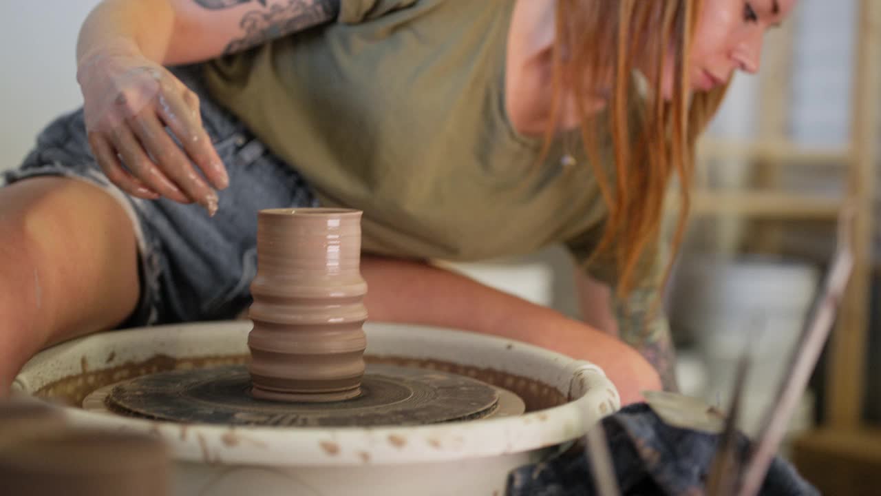女人用海绵塑成陶器的形状视频素材