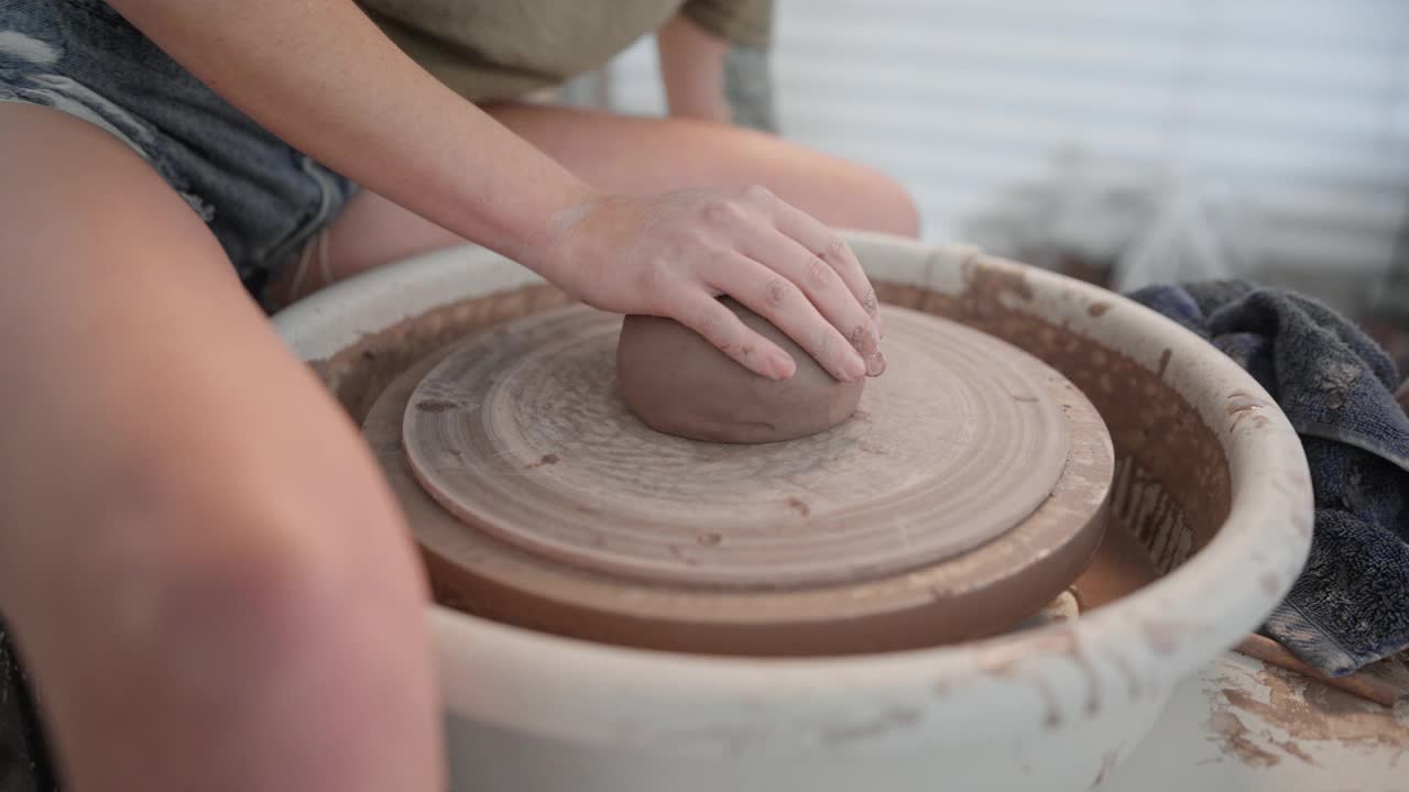 铜。妇女在陶轮上塑造一个黏土的形状视频素材