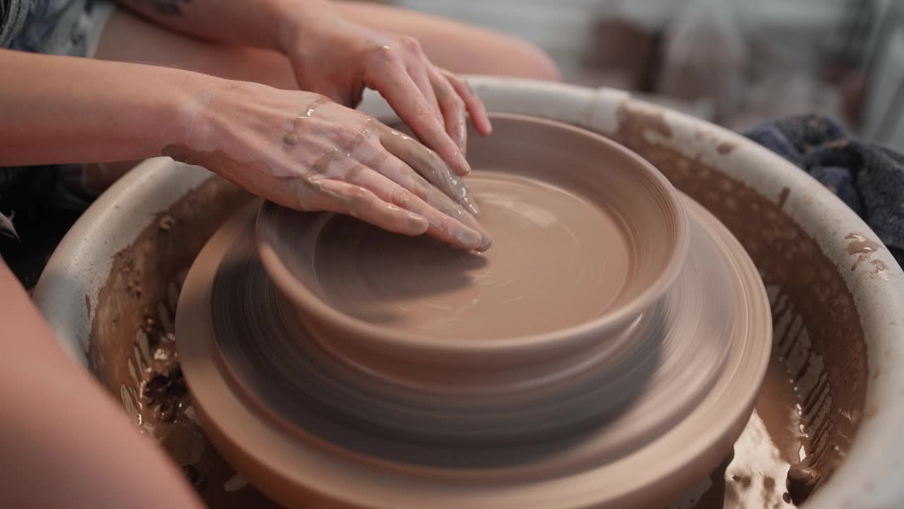 铜。女陶工用手指设计碗视频素材