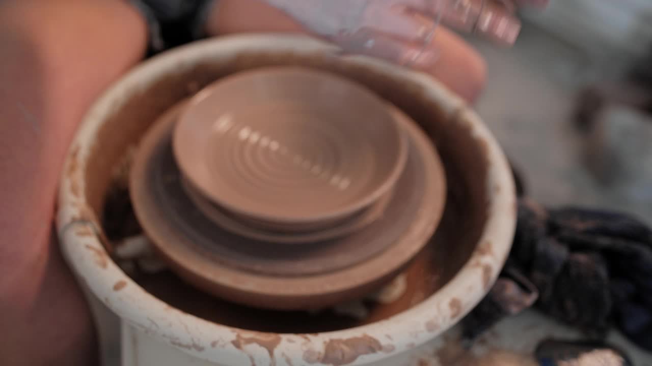 铜。女陶工使用陶土切割碗视频素材