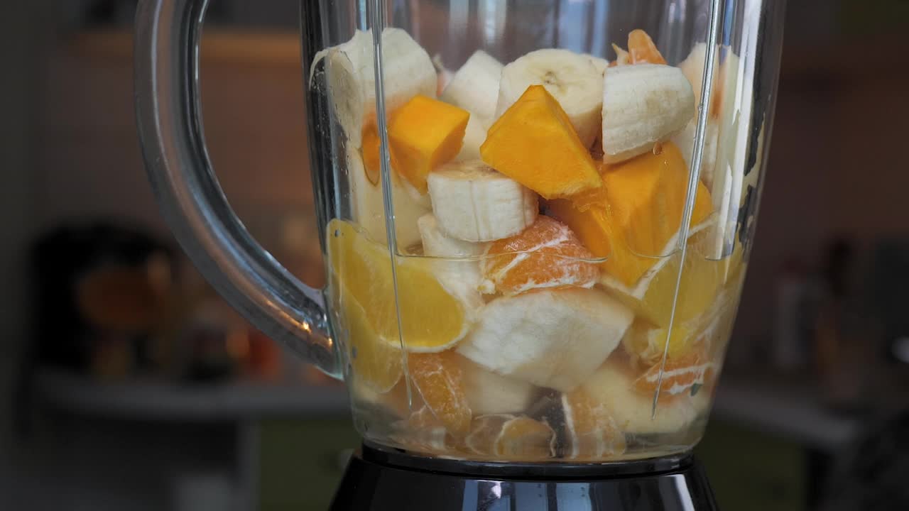 水果冰沙在搅拌机中搅拌视频素材