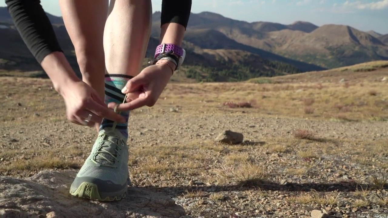 绑鞋的女人在山上跑步。视频素材