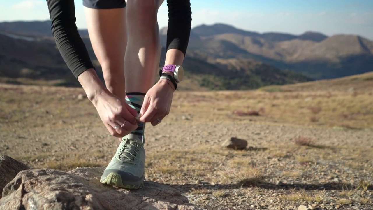 绑鞋的女人在山上跑步。视频素材