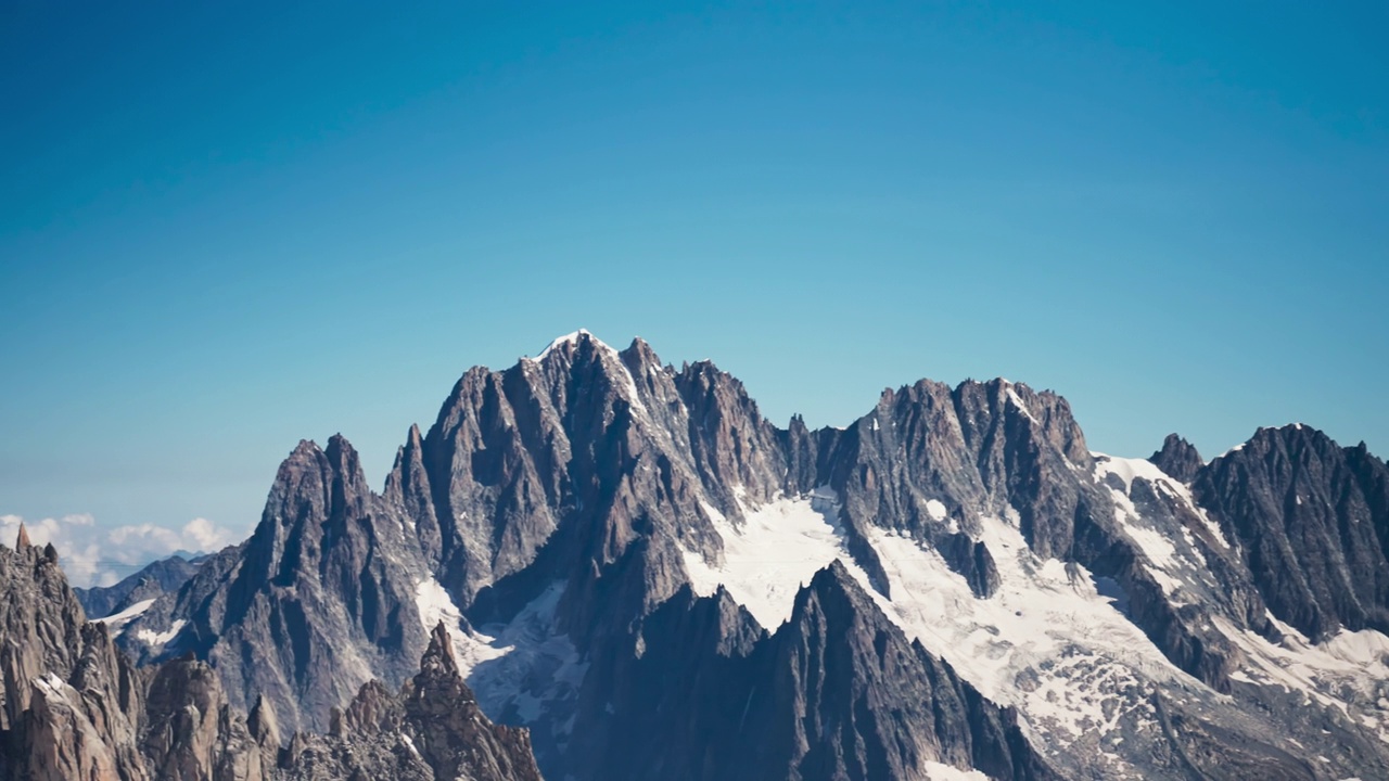 从空中俯瞰雄伟的阿尔卑斯山。被冰山和雪覆盖的尖峰视频下载