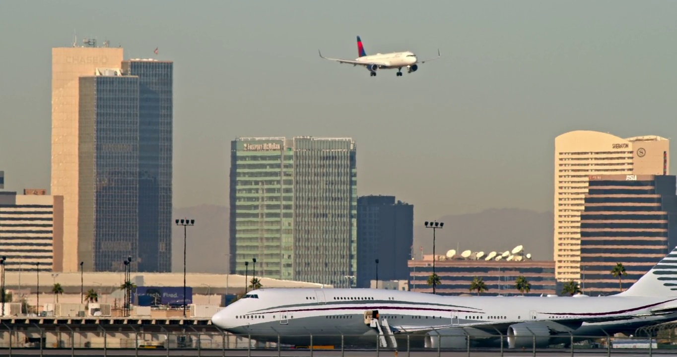 私人波音747-8喷气式飞机停在机场视频购买