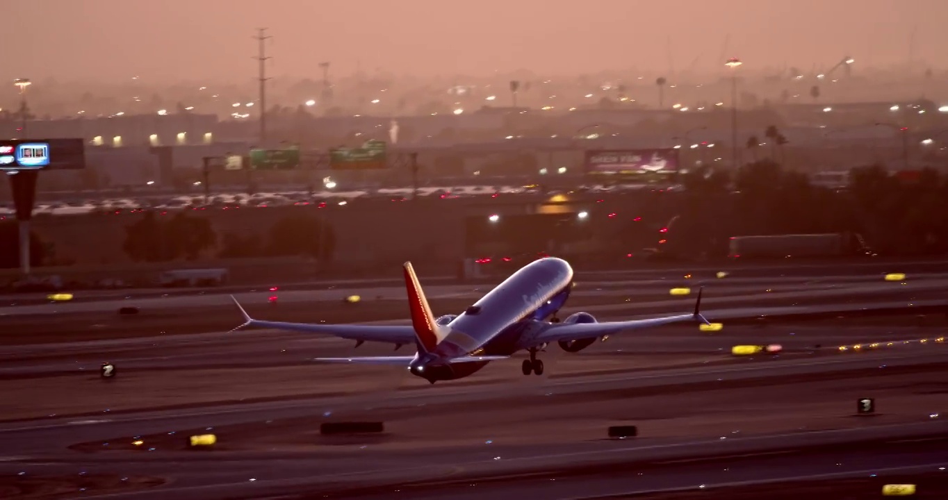 黄昏时分，客机从机场起飞视频下载