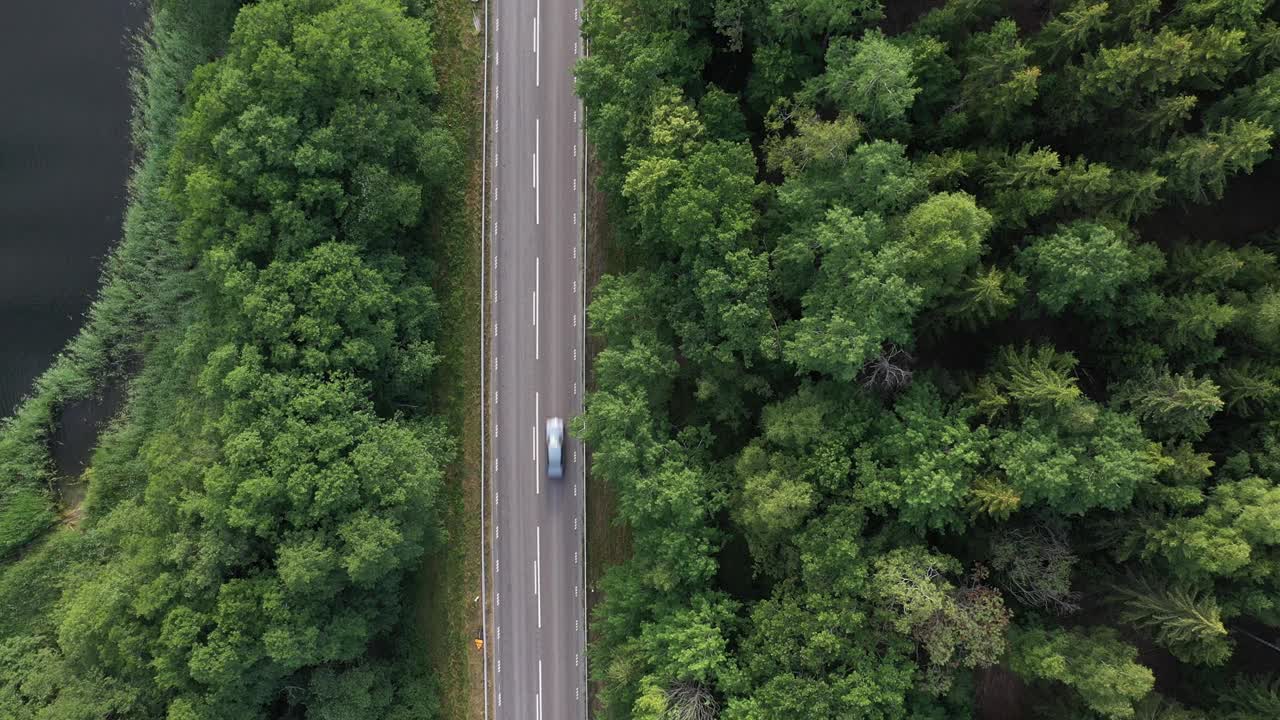 森林和从上面看有汽车经过的道路视频素材