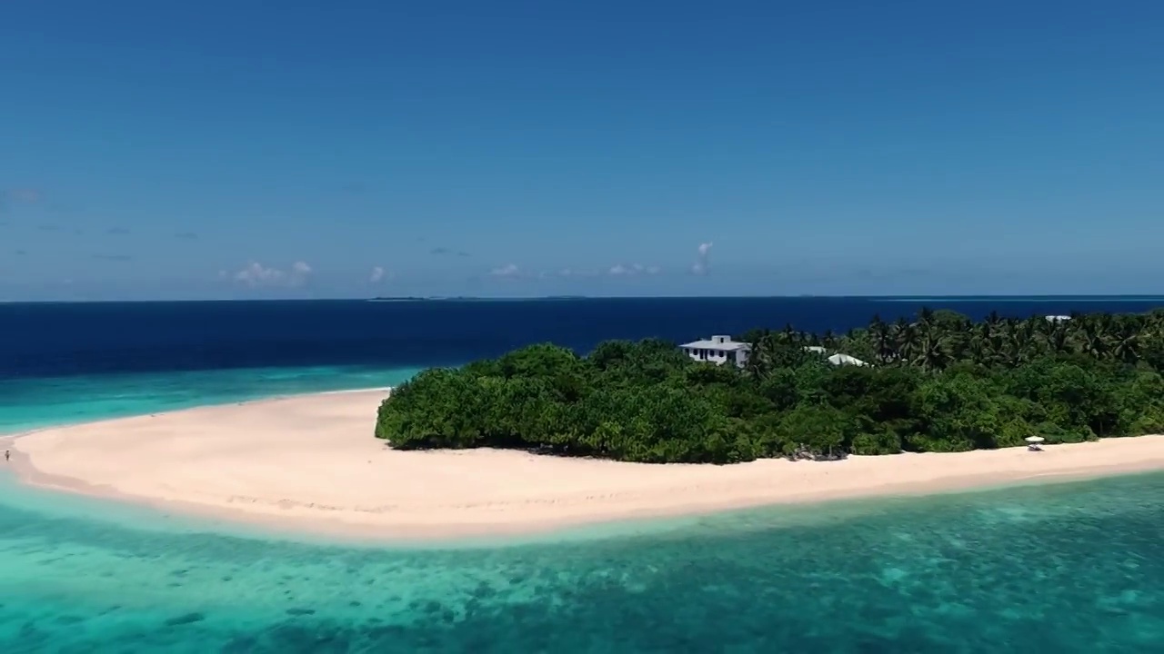 航拍的一个热带小岛在马尔代夫岛视频素材