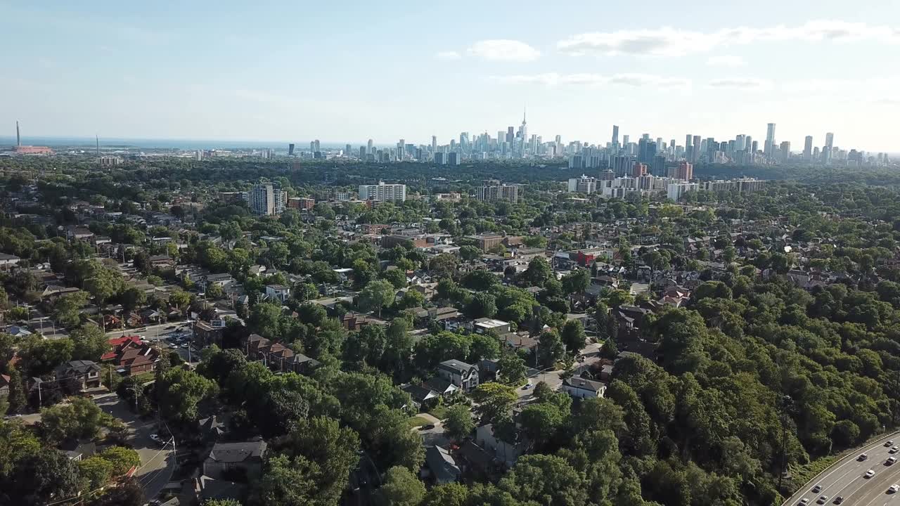 多伦多唐谷公园路(DVP)，背景是多伦多市中心视频素材