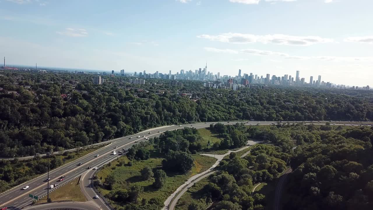 多伦多唐谷公园路(DVP)，背景是多伦多市中心视频下载