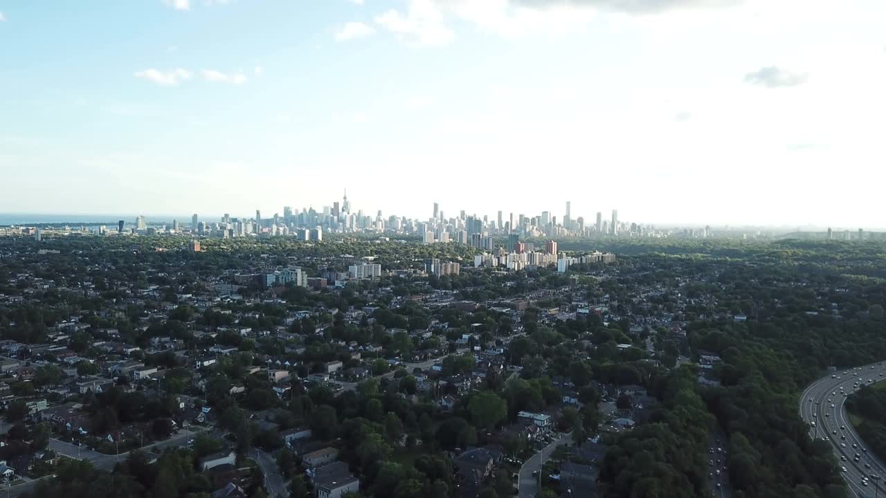 多伦多唐谷公园路(DVP)，背景是多伦多市中心视频素材