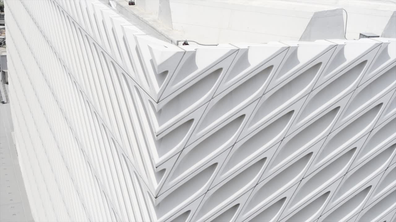 加利福尼亚，洛杉矶，布罗德博物馆大楼的几何设计，从角落和屋顶上的空中倒车视频下载