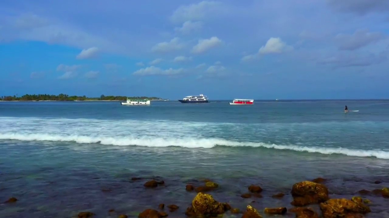 航拍美丽的船停泊在海上，无人机飞行在阳光明媚的一天-马尔代夫，马尔代夫视频下载
