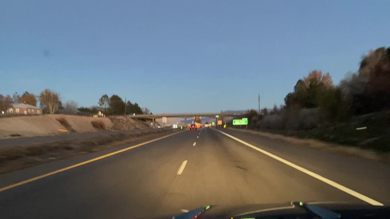 州际70旁路交通汽车司机POV旅行和旅游在美国西部科罗拉多州西部美丽的日落和云景交通基础设施时间推移系列视频视频素材