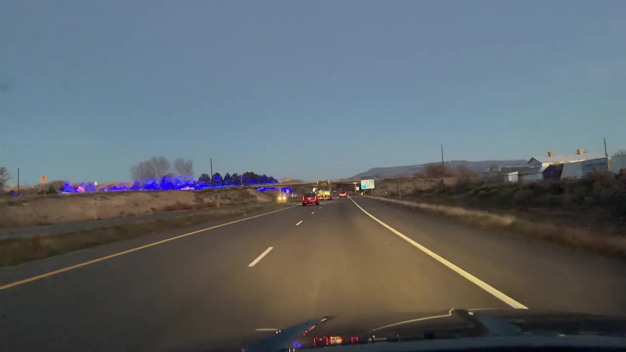 州际70号公路交通汽车司机POV旅游和旅游在美国西部科罗拉多州西部美丽的日落和云景交通基础设施慢动作视频系列视频素材