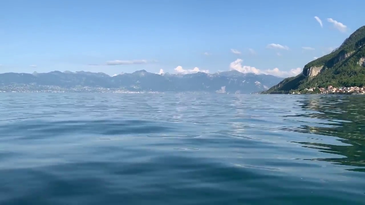 在夏天的日内瓦湖表面和4K视频中的山脉视频素材