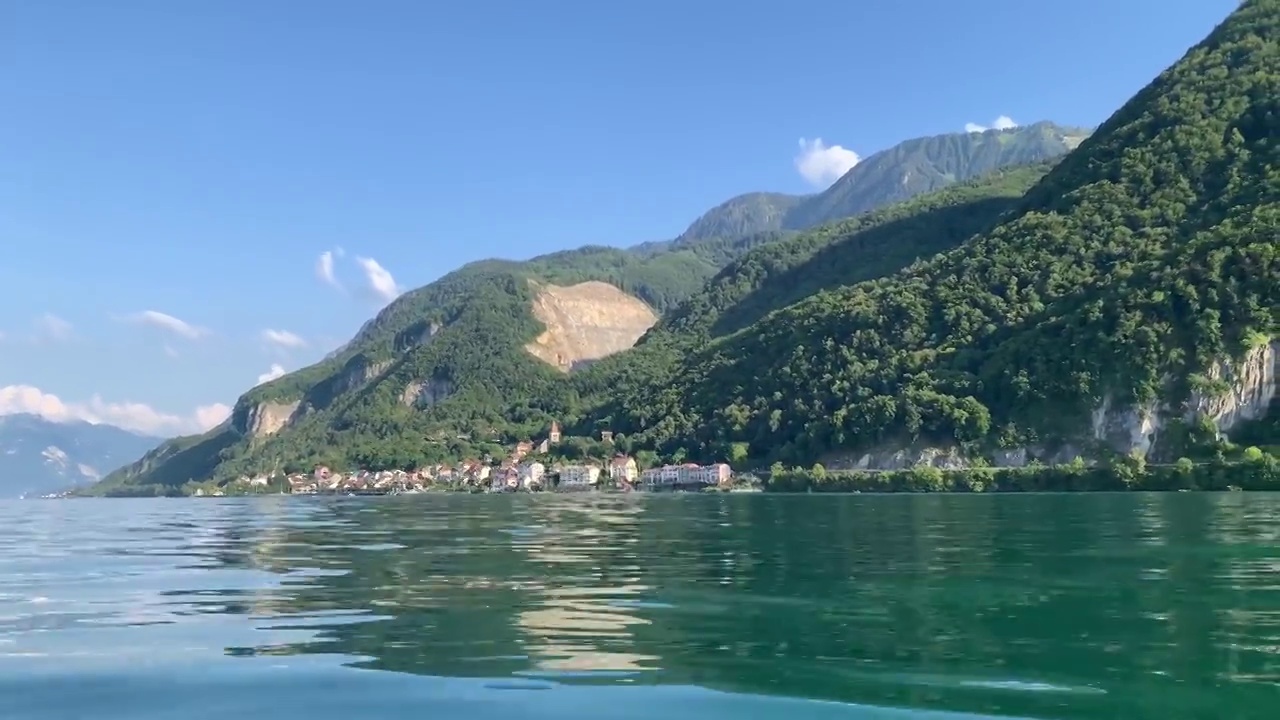 在夏天的日内瓦湖表面，在4K视频中的法国山脉视频素材