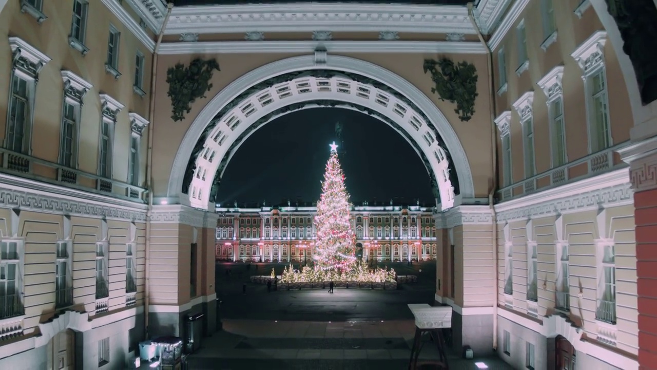 圣诞树在夜间闪闪发光的库存视频视频下载