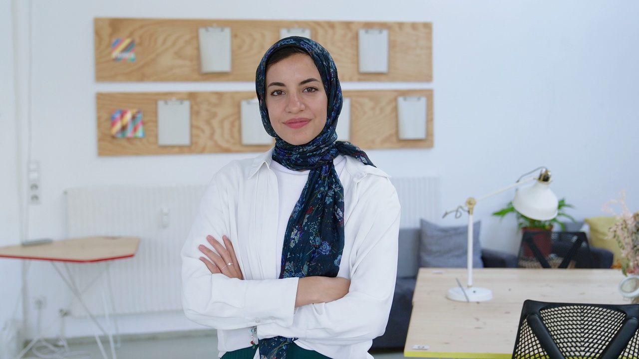一名自信的穆斯林女商人在办公室戴头巾的肖像视频素材