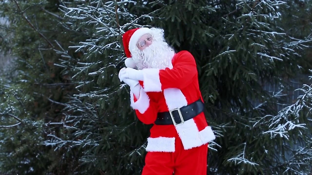 圣诞老人在圣诞树前跳舞视频素材