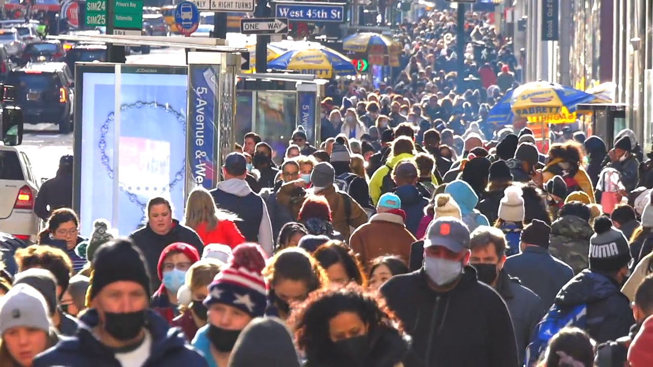2021年紐約圣誕節前的最后一個周日，一群人走在第五大道上視頻素材