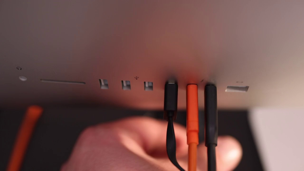 插入USB电缆到电脑的背面视频下载