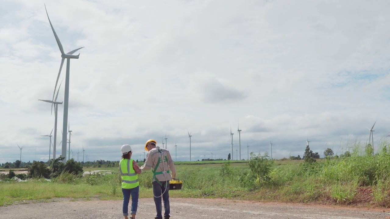 两名专业技术人员在风力发电机组工作。视频素材
