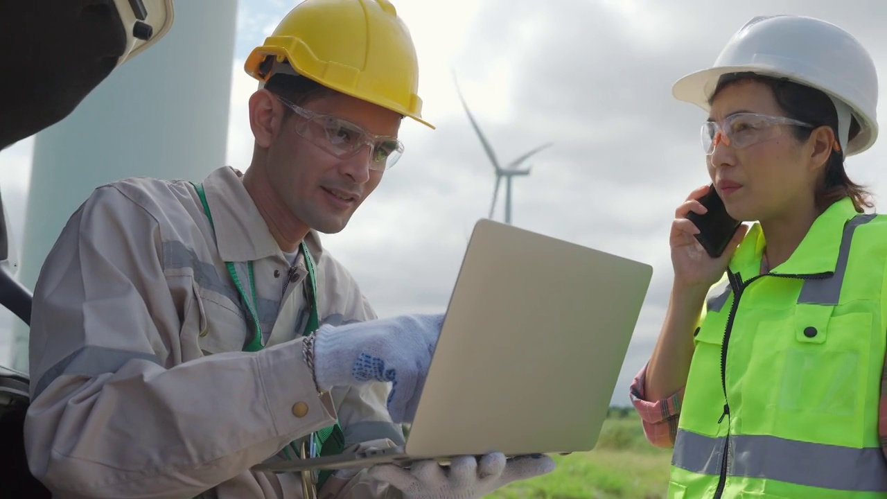 两名专业技术人员在风力发电机组工作。视频素材