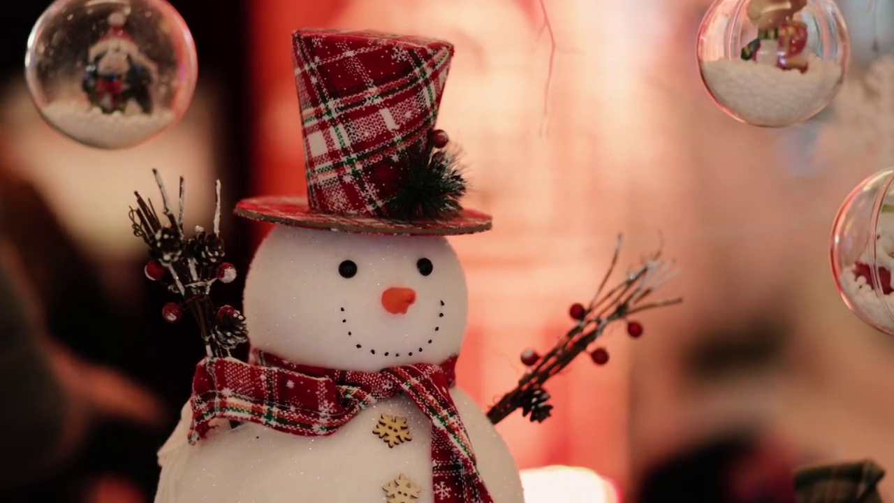 神圣的圣诞新年庆祝装饰，房子装饰主题雪人，鹿，圣诞装饰视频下载