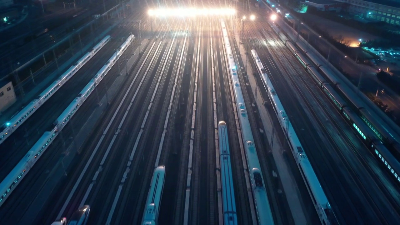 黄昏时高速列车的鸟瞰图视频购买