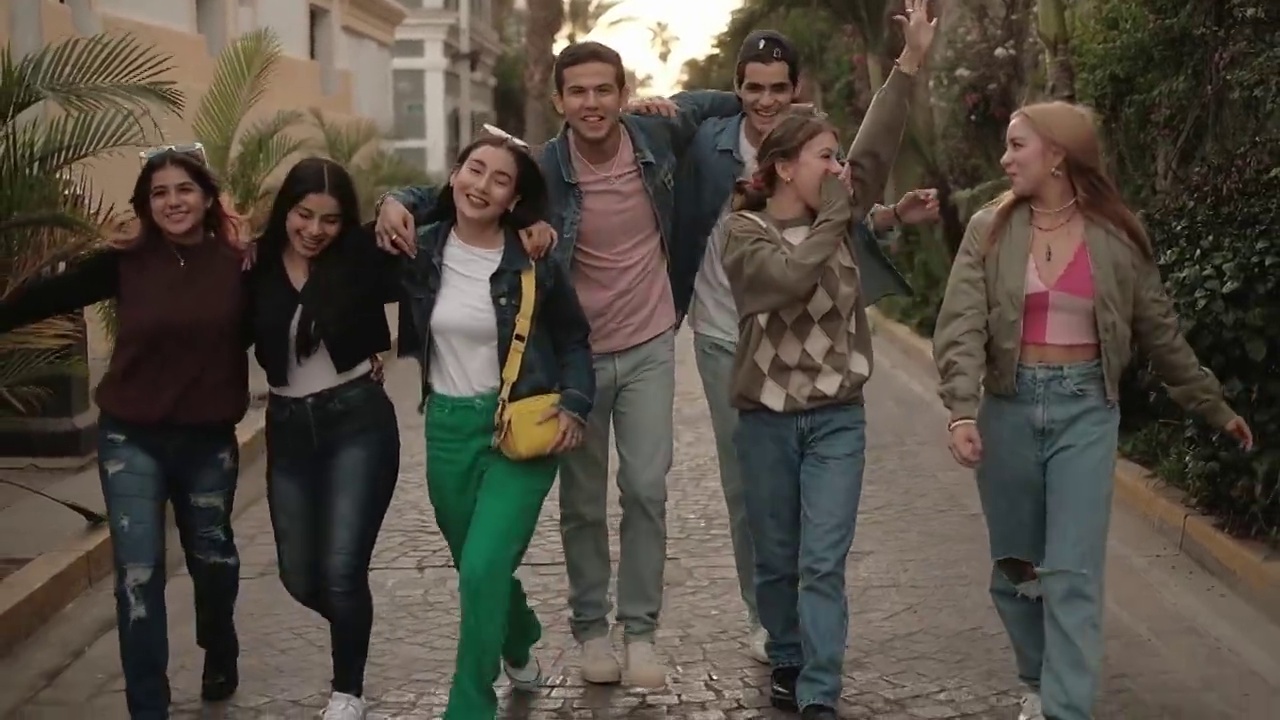 青少年朋友在户外散步和跳舞视频下载