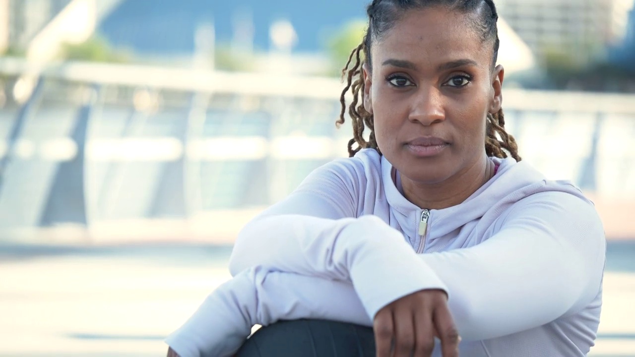 非裔美国妇女用实心球运动视频素材