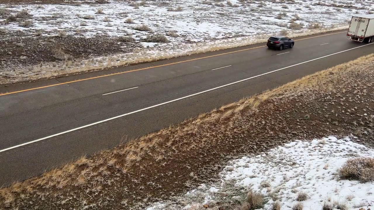半卡车和陆运车辆在潮湿的雪地上行驶视频素材
