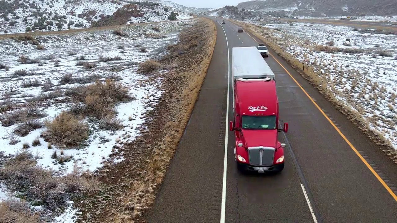 冬天，汽车和半卡车在高速公路上行驶视频素材