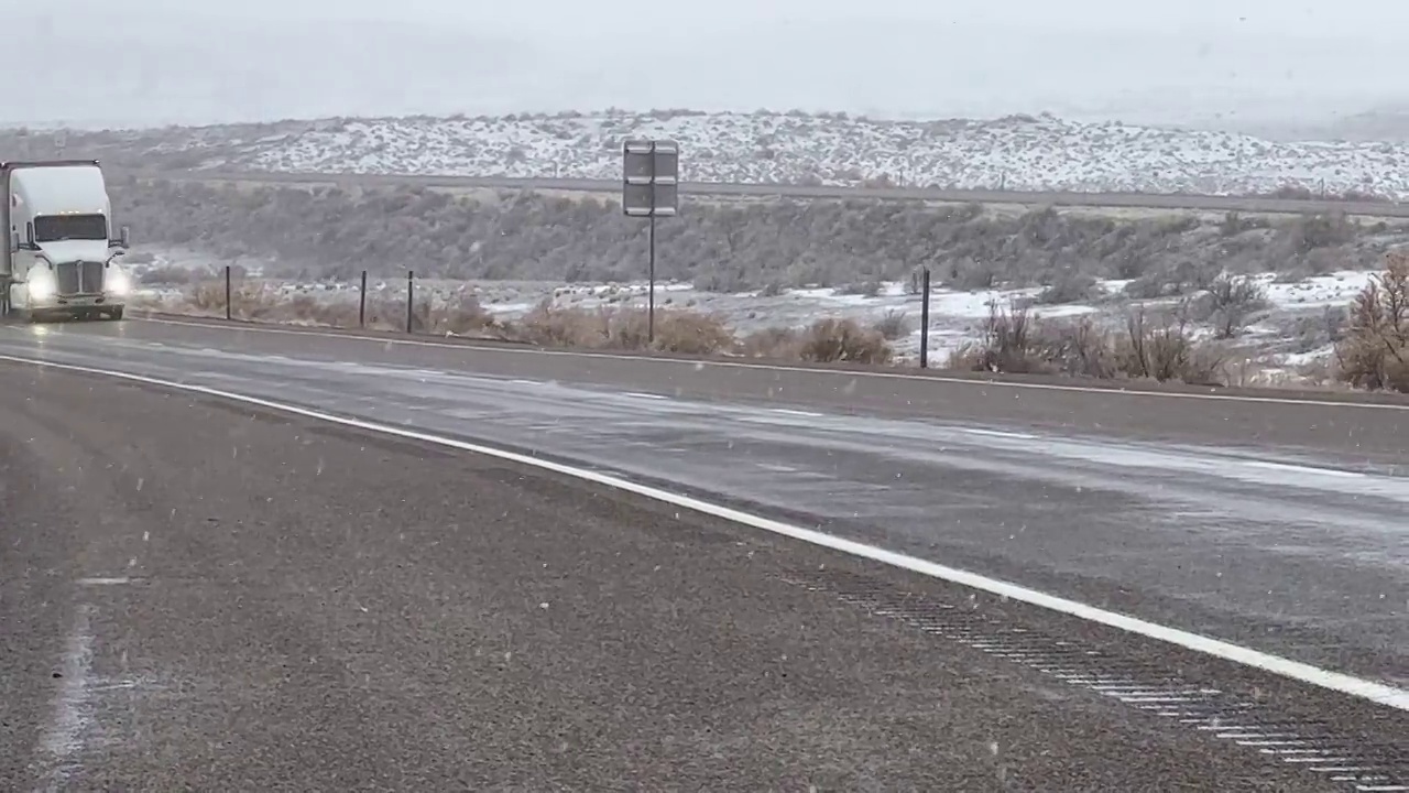 在暴风雪中行驶在州际公路上视频下载