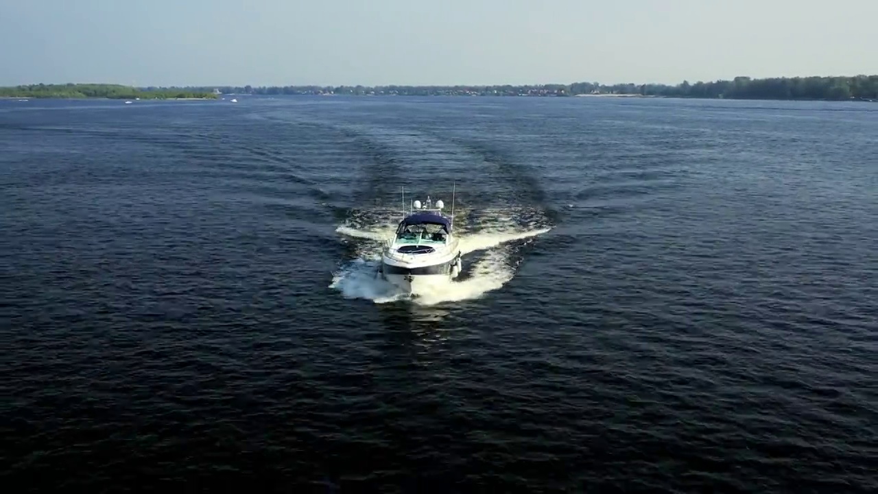 摩托艇在波浪形的海水上行驶视频下载